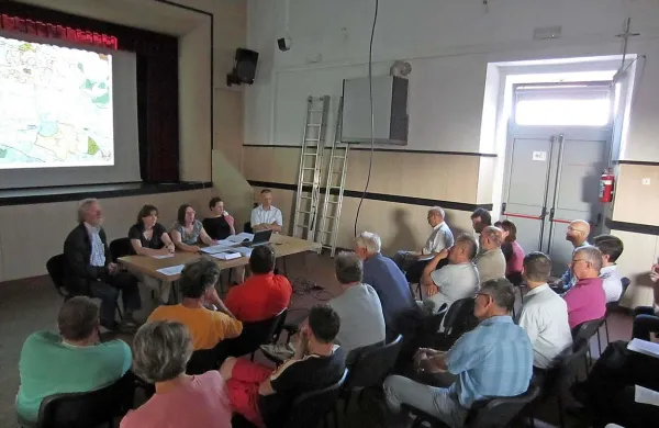 Na javni razgrnitvi občinskega prostorskega načrta v Tomaju so krajani kritično izpostavili umestitev nove soseske Macela v Tomaju in obvozno cesto v Križu  