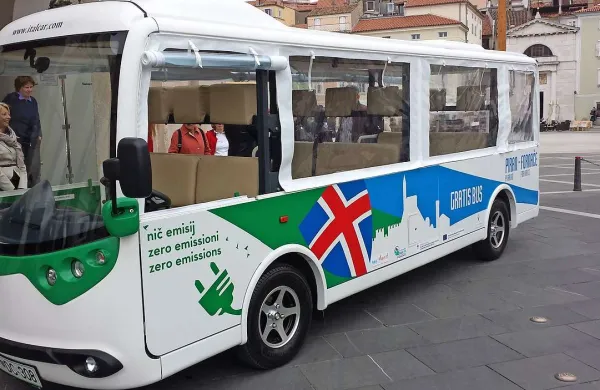 Električna minibusa ob koncih tedna ne zmoreta prepeljati vseh potnikov