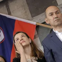 Janševa soproga Urška se ni mogla zadržati solz