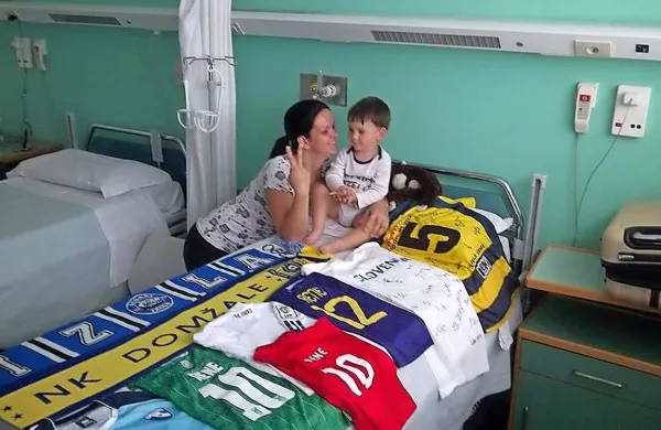 Rene in mama Amela Talić večer pred operacijo