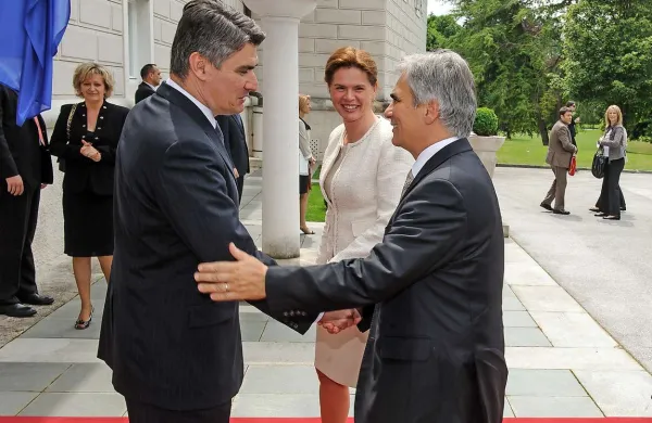 Premierka Alenka Bratušek, ki opravlja tekoče posle, avstrijski kancler Werner Faymann in hrvaški premier Zoran Milanović so se  na Brdu pri Kranju pogovarjali o temah, aktualnih za vse tri države, tudi o Južnem toku