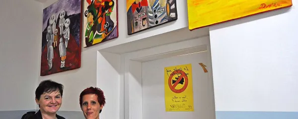 Vodja oddelka za vzgojo Mihaela Štukelj (levo) in delovna terapevtka Bojana Redenšek sta nad delom umetniško nadarjenih zapornikov navdušeni 
