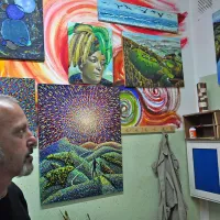 Emil Bratina je razvil svojo tehniko slikanja s pikami, ki daje platnom tridimenzionalno in bolj dinamično obliko