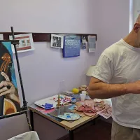 Viktor Rafolt je v času našega obiska  izdeloval žensko ogrlico, spoznava pa tudi slikanje in se glasbeno udejstvuje