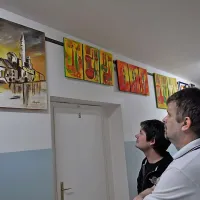 Žiga Bratoš  je  skupini obiskovalcev podrobneje predstavil in razložil, ob kateri priložnosti in na kakšno temo so dela obsojencev  nastala