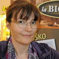 Sanja Lončar: “Vse preveč se govori o zaščiti pred soncem, premalo pa o tem, kako bi lahko telo sprejelo dovolj sončnih žarkov brez poškodb.”