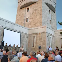Film so želeli predstaviti na prostem, dež pa je obiskovalce pregnal v notranjost pomnika na Cerju 
