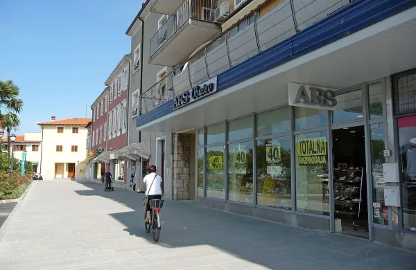 Trgovine na Sončnem nabrežju kupcev ne smejo več vabiti z  razstavljenimi izdelki  