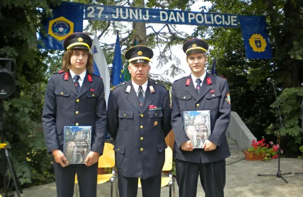 Klemen Benčič in Andrej Kljun ( med njima je poveljnik PGD Materija David Fabjančič) sta skupaj z Dominikom Deklevo in njihovima sošolcema Boštjanom Pečarjem in Simonom Gospičem pomagala pri reševanju iz gorečega romunskega kombija 