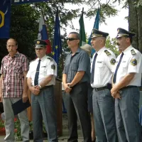 Mavricij Bonin (prvi z leve) in Dean Jurič  (tretji z leve) sta letos dobila zlata ščita policije, komandir Igor Majcen (med njima) pa veliki ščit z bronasto zvezdo 