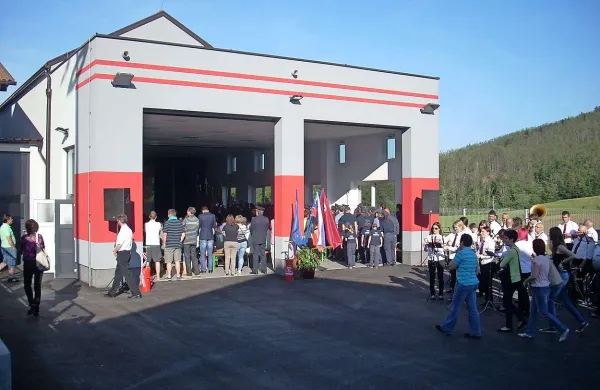  V soboto so se v Razdrtem  veselili nove večnamenske dvorane, ki bo nudila streho gasilcem reševalcem in kulturnikom