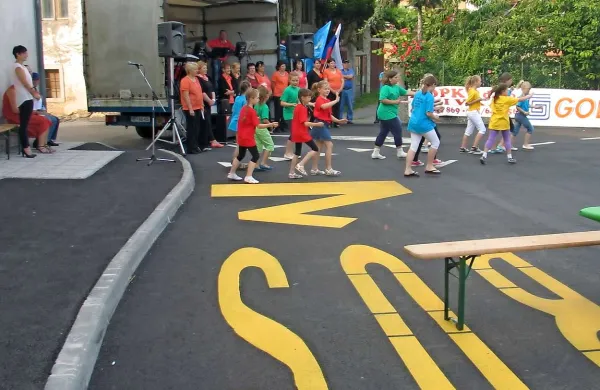 Na delu krožišča  je urejeno avtobusno postajališče, ki pa zaenkrat še nima nadstreška za čakajoče potnike 
