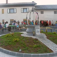 V novem krožišču stoji vodnjak (štirna), na katerem je upodobljen grb Knežaka