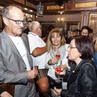 Boris Šuligoj, dopisnik Dela, in Neva Zajc, srce in duša festivala, med pogovorom po končani predstavi Jureta Ivanušiča