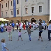 Na poletni muzejski noči so vsi zaplesali bosansko-hercegovske plese in kolo