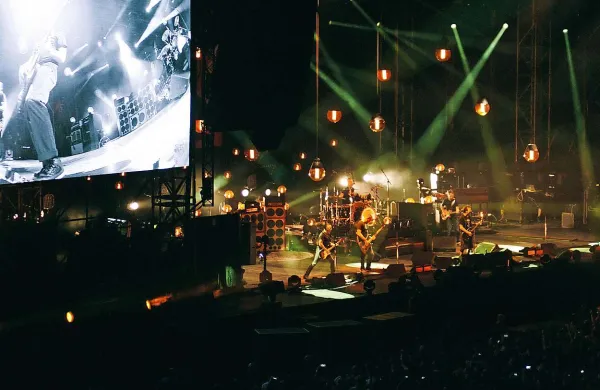 Pearl Jam so na tržaškem koncertu z energičnim nastopom navdušili 30.000 obiskovalcev  