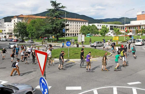 Rolkarji so za nekaj trenutkov (beri krogov)  zavzeli krožišče na  Kidričevi ulici