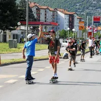 Množica rolkarjev  skozi mesto
