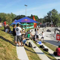 Množica rolkarjev  skozi mesto