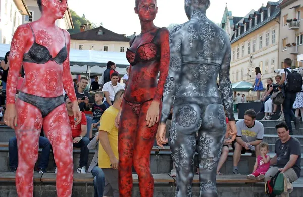 S čipkami poslikana telesa mladenk so zaposlila fotografe in oči