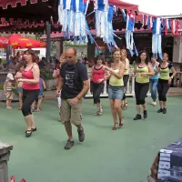Prazniku sladoleda v slaščičarni pri plaži je ritem narekovala tudi kubanska glasba in plesanje salsa  