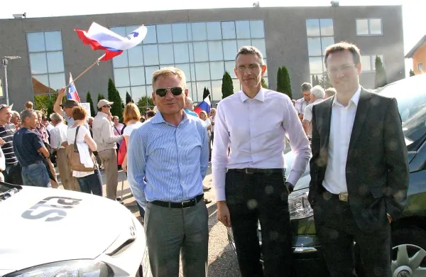 Janševa odvetnika Franci Matoz (z desne) in Franc Rojko (z desne) ter dr. Klemen Jakič,  predavatelj na pravni univerzi v Harvardu pred zaporom