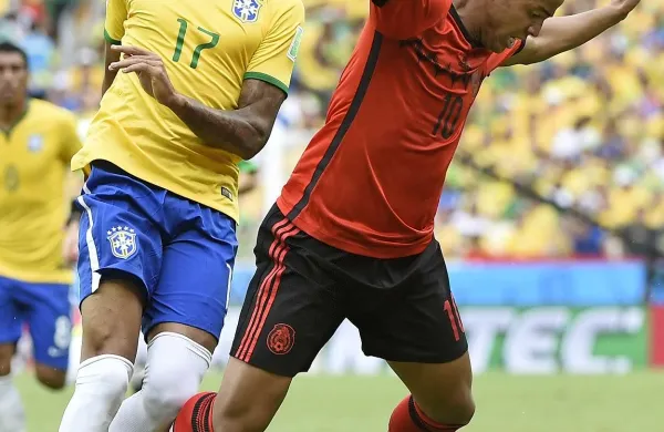 Giovani Dos Santos (desno) bo eden glavnih mehiških adutov na današnji tekmi s Hrvaško.  Levo je Brazilec Luiz Gustavo.