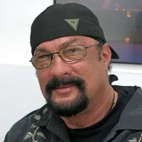 Akcijski zvezdnik s kitaro v Cvetličarni