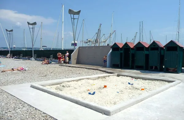 Na mestni plaži so otroški peskovnik premaknili bližje morju