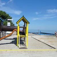 Na plaži v Žusterni pa so v teh dneh na novo pobarvali igrala in uredili dostop v betonski otroški bazenček 