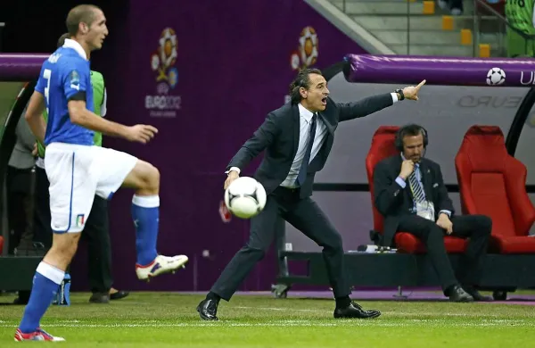 Italijanski selektor Cesare Prandelli (desno) se bo zanesel na obrambno trojko, v kateri bo tudi Giorgio Chiellini (levo)