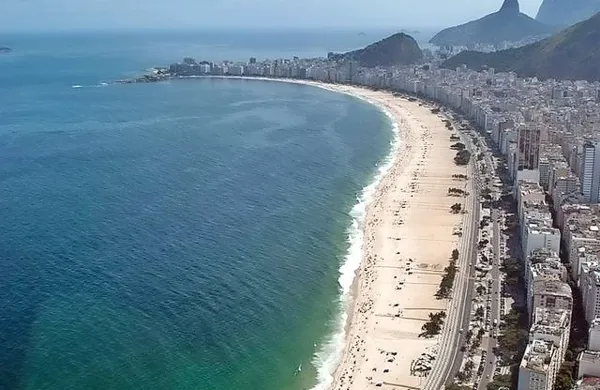 Brazilci so sinočnjo zmago svoje nogometne reprezentance na Copacabani v Riu de Janeiru proslavili na različne načine