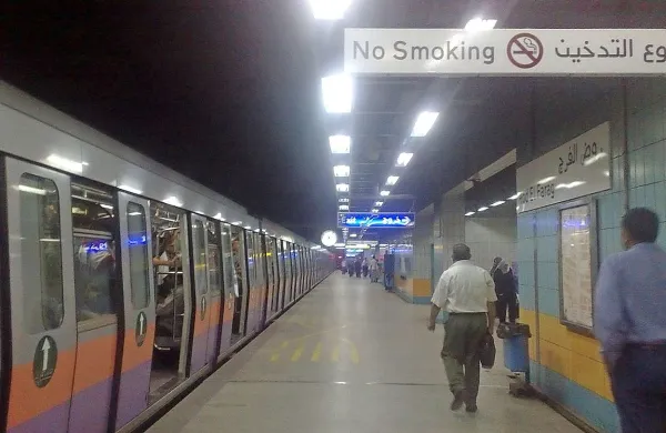 V Kairu so danes na treh postajah metroja v razmaku nekaj minut eksplodirale štiri improvizirane bombe