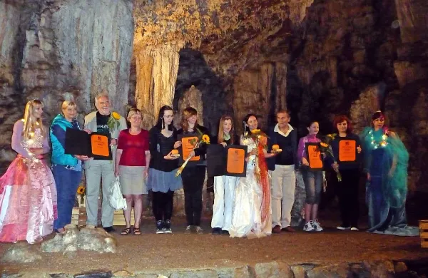 Nagrajenci 14. Mlade Vilenice z vilami, Aleksandrom Peršoljo, Tinkaro Kovač in Vladislavo Navotnik, vodjo območne izpostave JSKD Sežana, ki je pomagala izpeljati prireditev
