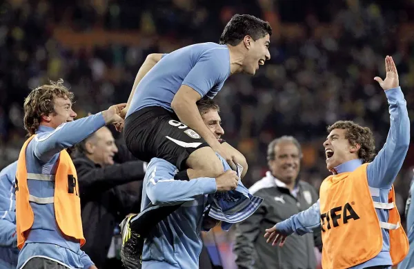  Zvezdnik Urugvaja Luis Suarez se je znašel pod drobnogledom zaradi ugriza