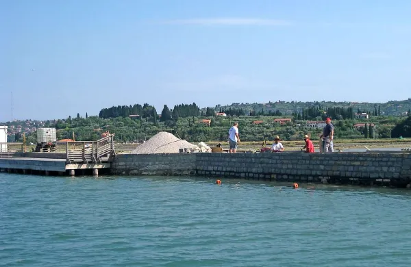 V kanalu Drnica gradijo trden kamnit nasip, na podoben način kot so to počeli v  preteklosti