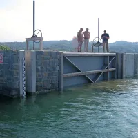 Zapornica pri kanalu Pichetto, ki preprečuje poplavljanje morja v solinah