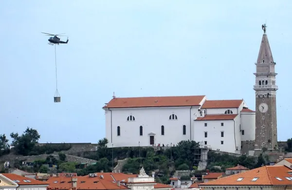 Tako je pred dnevi v bližini piranske stolnice lebdel helikopter, ki je na brežino spustil  posebne naprave za nadzor površinskega valovanja in tokovanja v  Piranskem in Tržaškem zalivu