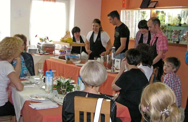 Saša, Ema, Lenka in Dominik so s pomočjo  gostinca Mirana Visterja in kuharskega mojstra Tomaža Škvarča Lisjaka  prijetno presenetili starše in zaposlene v Ciriusu
