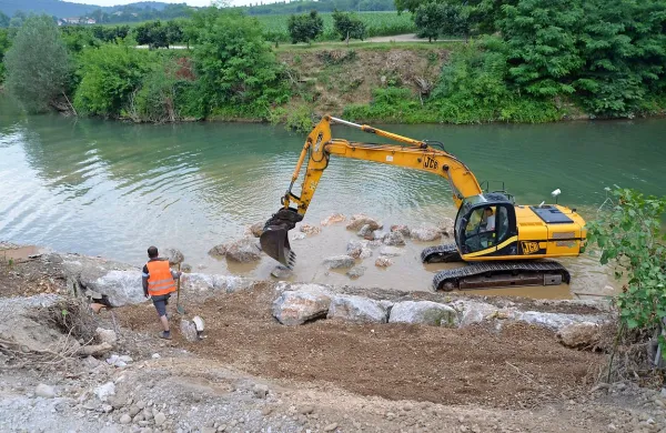 V bližini občinske stavbe so brežino utrdili s kamnito zložbo, v prihodnjih dneh bodo postavljali temelje za most čez reko Vipavo