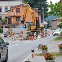 V minulih dneh so začeli kopati še po glavni cesti