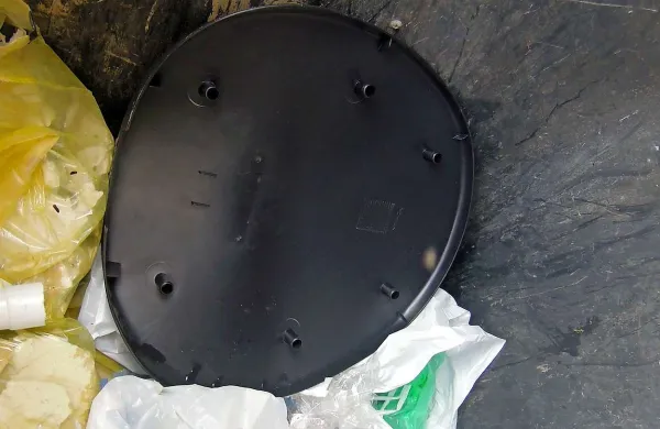 Zakaj je nekdo plastiko vrgel v črn zabojnik za mešane komunalne odpadke, ko pa je korak proč zabojnik za embalažo?