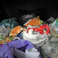 Jogurtov lonček ali tetrapak od mleka  ne sodita v črn zabojnik za mešane odpadke

