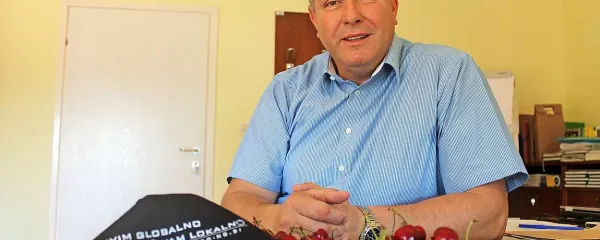  Branko Radikon: “Čeprav bi bilo to idealno, pridelava hrane brez uporabe sredstev za zdravljenje bolezni in zatiranje škodljivcev   ni možna. Tako kot ni možen svet brez zdravil. A to ne pomeni, da je modro zdravila   prodajati v samopostrežni