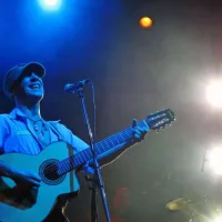 Manu Chao je v Ljubljani nastopil trikrat (fotografija je s koncerta v Hali Tivoli leta 2011), danes zvečer pa ga pričakujejo v Briščikih