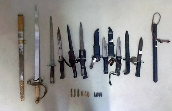 Na stojnici je razkazoval bajoneta za kalašnikov in policijsko gumijevko, doma pa je hranil še sabljo in deset nabojev