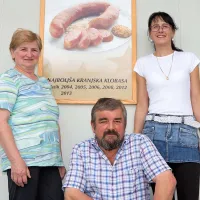 Marija (levo), Irena in Ivan Podobnik pred svojim “zidom časti” 