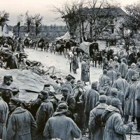 Demoralizirani italijanski vojaki se umikajo proti reki Piave po preboju nemške in avstro-ogrske vojske pri Kobaridu jeseni leta 1917