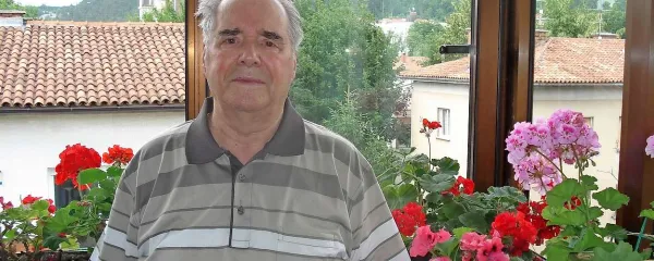 Virgilij Tavčar, smučar in alpinist v italijanski vojski, ki je preživel tragični umik z vzhodne fronte. Po kapitulaciji Italije je kot izurjen in izkušen prevzemal pomembne vloge v partizanskem gibanju.