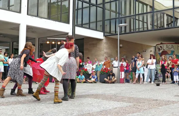 Tako so včeraj popoldne v sklopu prireditve Tkanine mesta na ploščadi pri Kosovelovem domu nastopile plesalke domače skupine Meki čevlji, predstavili so se tudi ulični gledališčniki in domača društva, zvečer pa še Kraška pihalna godba.